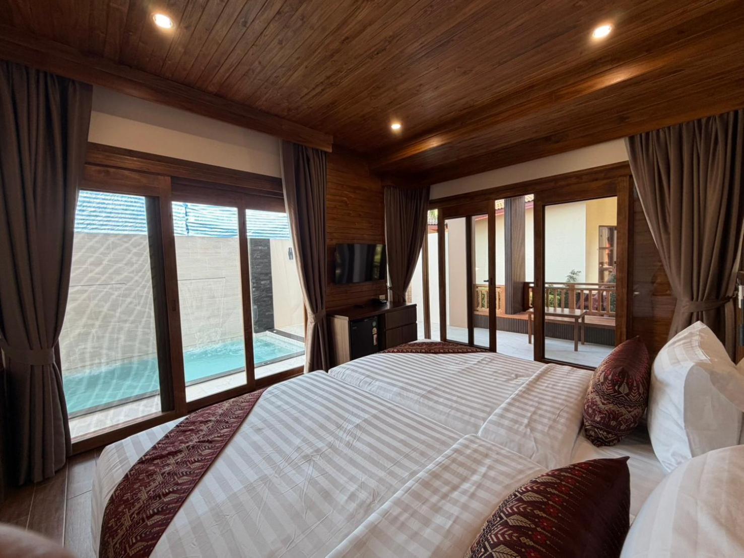 Luxury Pool Suite,1746861768:JPEG